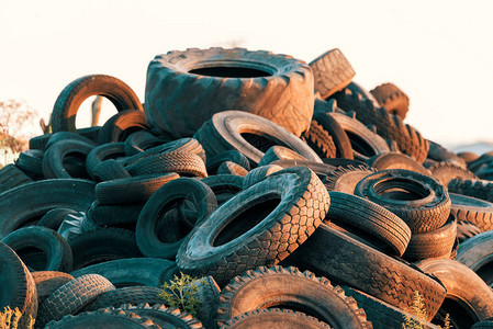 旧汽车轮胎污染环境背景图片