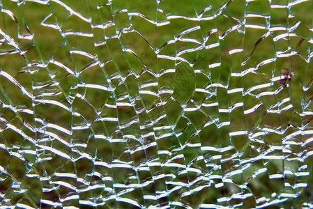绿草背景上的碎玻璃图片