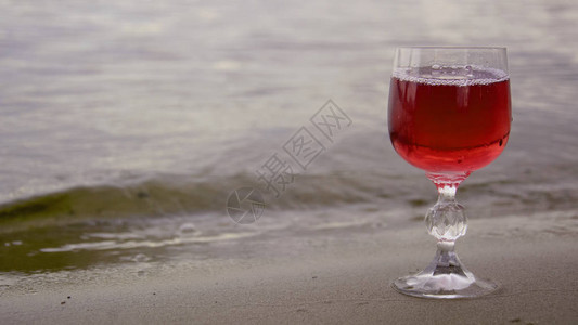 海边一杯红酒图片