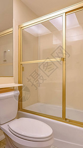 浴缸和淋浴间有一扇有框的玻璃门图片
