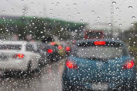 雨天透过车窗的街景图片