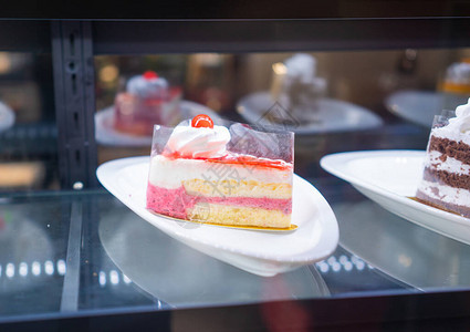 在糕点店展示草莓蛋糕图片