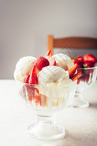 香草小甜点和草莓片家里图片