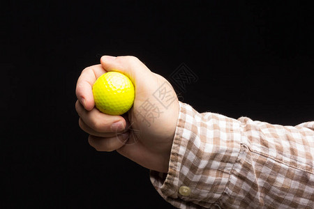 黑人背景的黄色高尔夫球在成年人手里YelyGlo背景图片