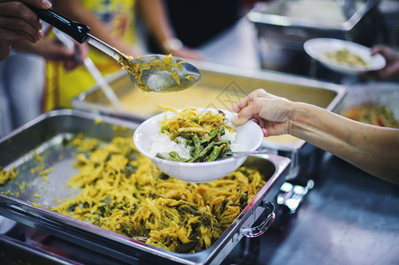 社会饥饿志愿者为需要食物的穷人背景图片