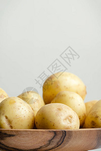 木碗里的小土豆有复制空图片