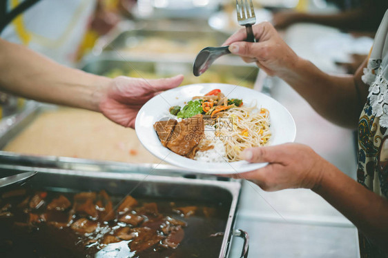 向饥饿人民捐赠粮食图片