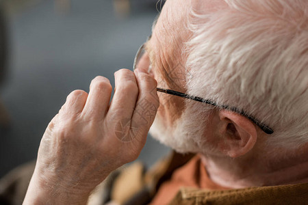 单独老人触摸眼镜的俯视图图片