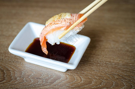 黑米饭团寿司三文鱼蘸酱油背景