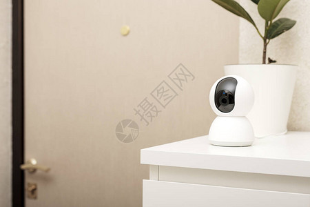 闭路电视摄像机在家中操作监控摄像头通过移动应用程序保护和监控您的家庭图片