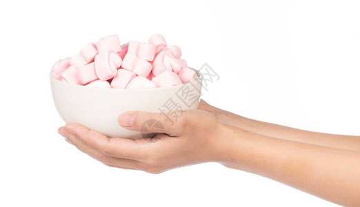 手握棉花糖的心脏形状在碗上隔图片