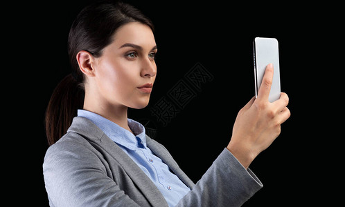 生物特征验证商务女士使用智能手机和面部ID识别应用程序识别站在黑图片