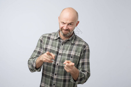 愤怒的成熟男人用手指着你我所有的问题都怪你图片