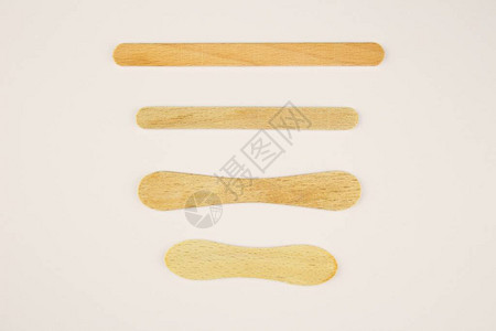 腹直肌分离收集在白色背景上分离的冰棒的四根棍子从冷冻冰棒中提取的直圆棒用于进一步使用的木材废料或材背景
