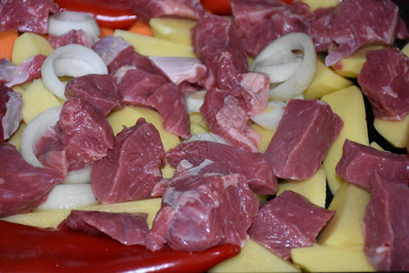 烘烤前的肉类和蔬菜图片
