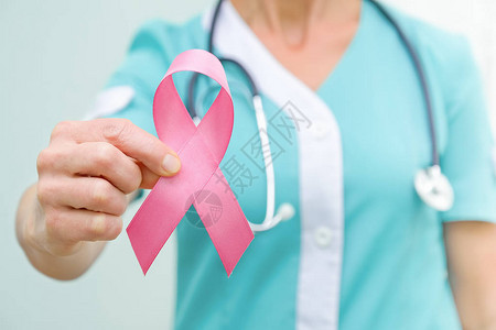 在医生的手妇女乳腺癌疾病运动中提高对乳腺癌认识的粉色丝带图片