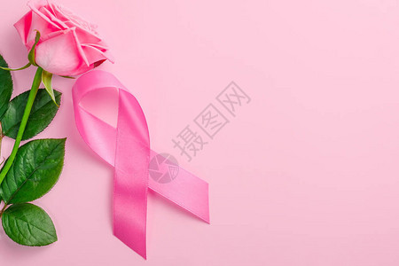 粉红丝带和粉红色背景上的玫瑰乳腺癌宣传月概图片