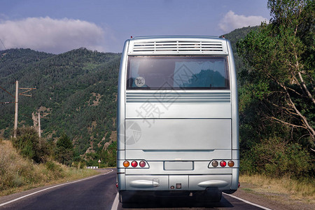 巴士车尾在自然背景上的白色巴士后面文本图片