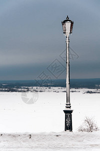 俄罗斯下诺夫哥罗德克里姆林宫的一座结冰的灯柱图片