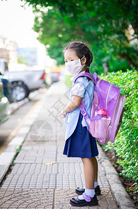 背包的泰籍女学生在上学前戴面罩图片