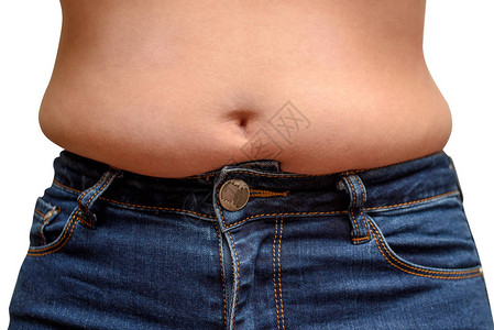 身处白色背景的腹部脂肪过重女近身被孤立在白人背景上体重减图片