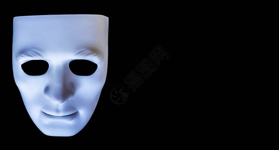 白色的塑料面罩被黑色背景隔绝在戏剧图片