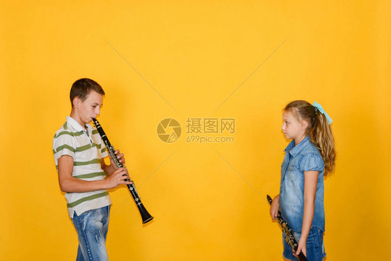 男孩和女孩音乐家玩单簧管图片