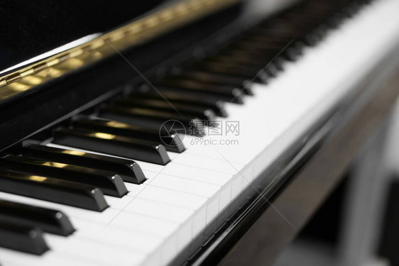 古典乐器或复古浪漫娱乐和音乐学校的老式钢琴或键盘电子图片