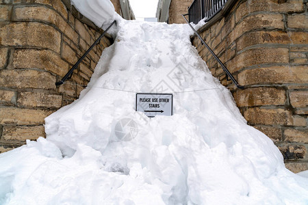 楼梯上下雪了图片