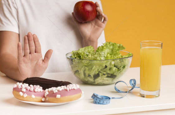 面目全非的女人拒绝垃圾食品图片