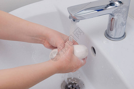 孩子用水在龙头下的水槽里用肥皂洗手遵守预防措施卫生标准预防图片