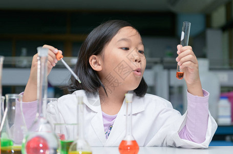 快乐的小科学家在实验室用试管在化学实验室做实验科图片