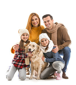 穿着秋装和白色背景狗的幸福家庭背景图片