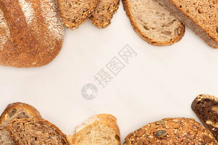 白色背景上的新鲜棕色面包切片和小叶图片