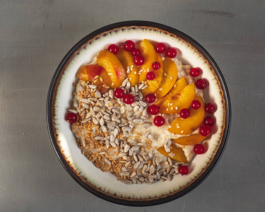 早餐用深盘子吃水果和浆果的燕麦粥图片