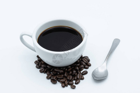 白色背景上的陶瓷杯中的黑咖啡背景图片