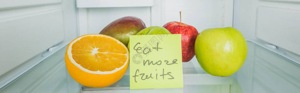 在冰箱架子上多吃水果字母的新鲜水果和图片