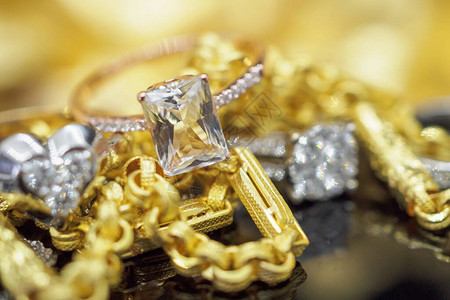 豪华金珠宝钻石和粉红色顶层铁环图片
