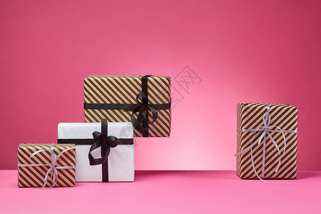 各种尺寸条纹和素色棕色和白色的礼品盒图片