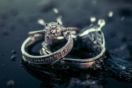 在黑暗的背景的结婚戒指图片