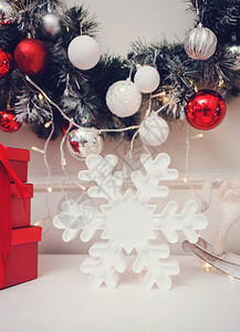 桌上的圣诞装饰品雪花和球图片