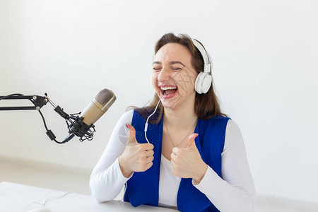电台博客广播概念在电台工作的年轻女图片