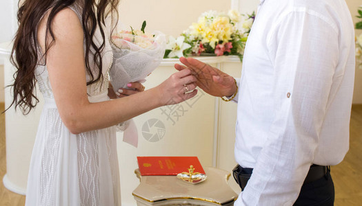 新娘把戒指戴在新郎的登记办公图片