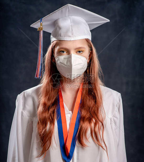 穿着保护面罩的高中毕业女孩工作室肖像图片