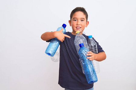 美丽的小男孩回收塑料瓶站在孤立的白色背景上以手和指着非图片