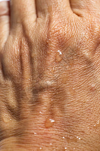 白色丙烯酸背景上带水滴的女湿背手特写和宏观拍摄选择聚焦亚洲身体皮肤部分放松沐背景图片