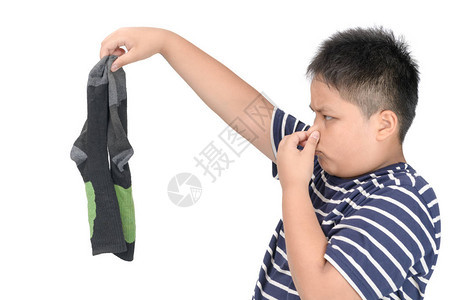 胖男孩拿着肮脏臭味的足球袜子图片