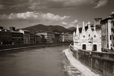 意大利有建筑的比萨城河高清图片