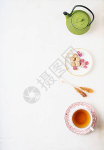 一杯清凉茶和白色大理石背景上的传统东方茶壶图片
