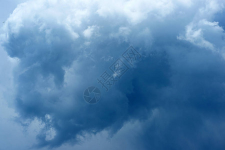 天空中的蓝云和白云图片
